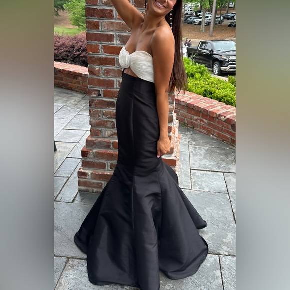 Sherri Hill 56058, size 0, ivory/black - Picture 4 of 13